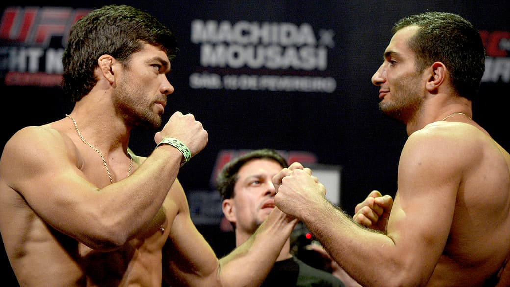 Lyoto Machida e Gegard Mousasi (à dir.): encarada cordial na pesagem do UFC em Jaraguá do Sul