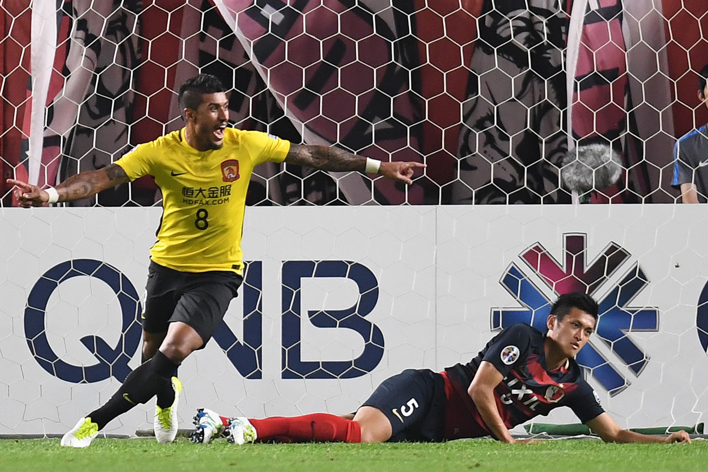 Paulinho comemora gol pelo Guangzhou Evergrande da China