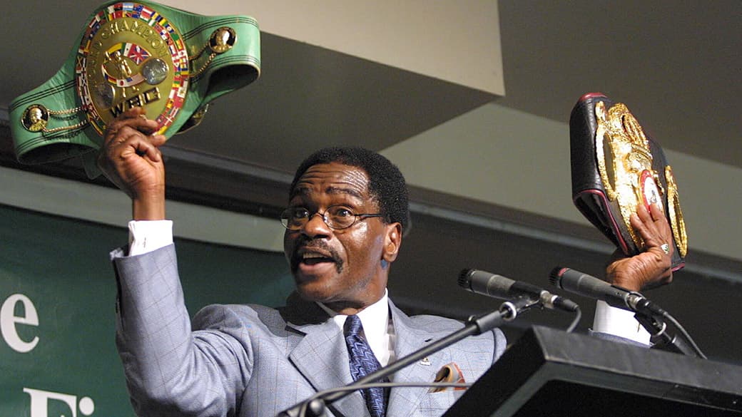 O ex-boxeador Rubin Carter, em 2001, com os cinturões que nunca pôde disputar