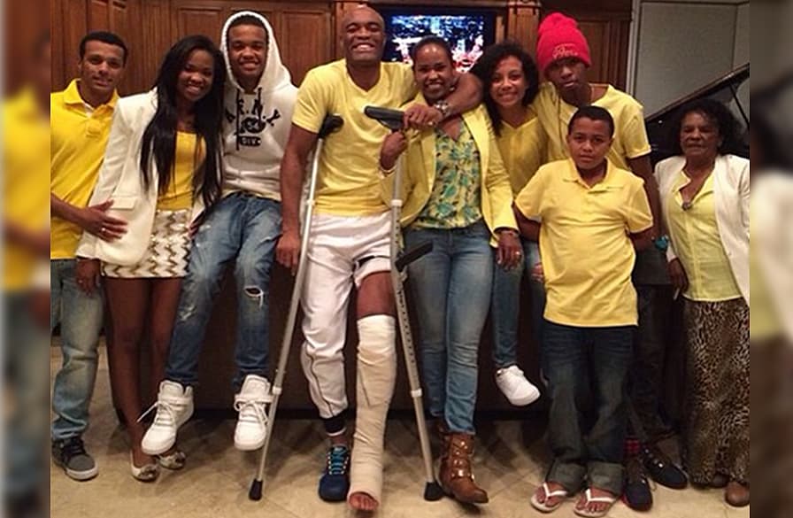 Anderson Silva posta imagem no Instagram com a família, agradecendo apoio após lesão sofrida no UFC 168