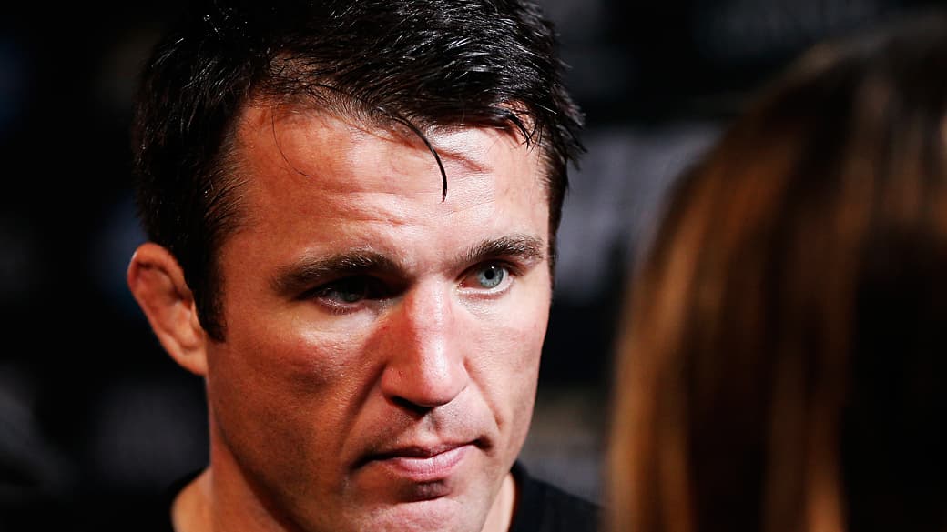 Chael Sonnen fala com a imprensa depois de uma sessão de treinos abertos no interior do Teatro Hollywood no MGM Grand Hotel/Casino em Las Vegas, Nevada