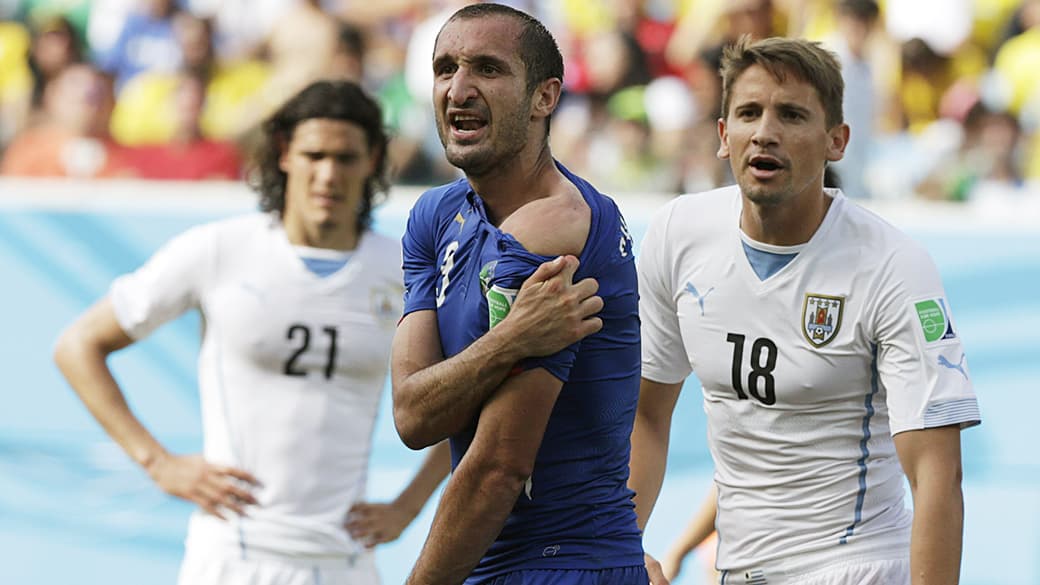 Zagueiro italiano Giorgio Chiellini reclama de uma suposta agressão de Luis Suárez durante o jogo contra o Uruguai, na Arena das Dunas
