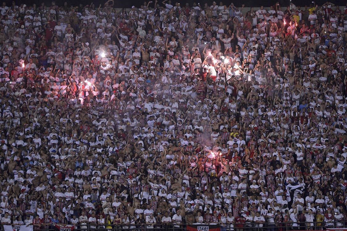Torcida do São Paulo durante partida contra o Corinthians, válida pela semifinal do Campeonato Paulista 2017, disputada no estádio do Morumbi em São Paulo