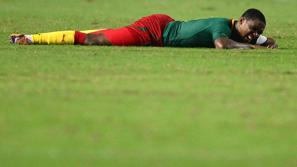 Eto'o sente dores no joelho e pode não atuar mais na Copa