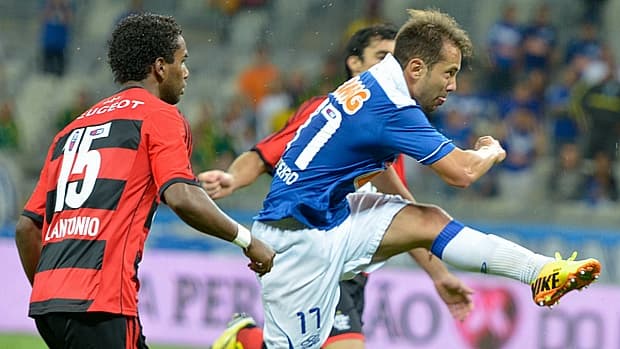 Duelo entre Cruzeiro e Flamengo no ano passado; nesta quarta, o campeão brasileiro e o ganhador da Copa do Brasil estreiam na Libertadores