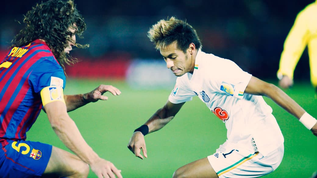 Neymar disputa a bola com Puyol na final do Mundial de Clubes de 2011, quando o Santos foi goleado pelo Barça; o jogador já tinha recebido um adiantamento dos catalães na ocasião