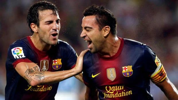 Fabregas e Xavi comemoram gol do Barcelona