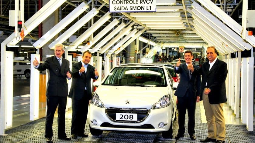 O governador Cabral e executivos da Peugeot na nova linha de produção da empresa no Rio de Janeiro