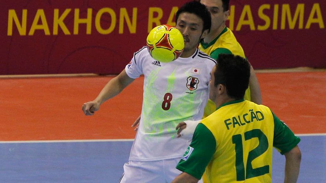 O craque brasileiro Falcão na estreia da seleção no Mundial de Futsal da Fifa, na Tailândia, contra o Japão. O Brasil goleou por 4 a 1 em Nakhon Ratchasima