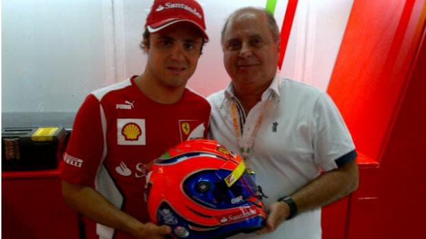 Felipe Massa e o capacete em homangem ao seu pai Titônio (à dir.)