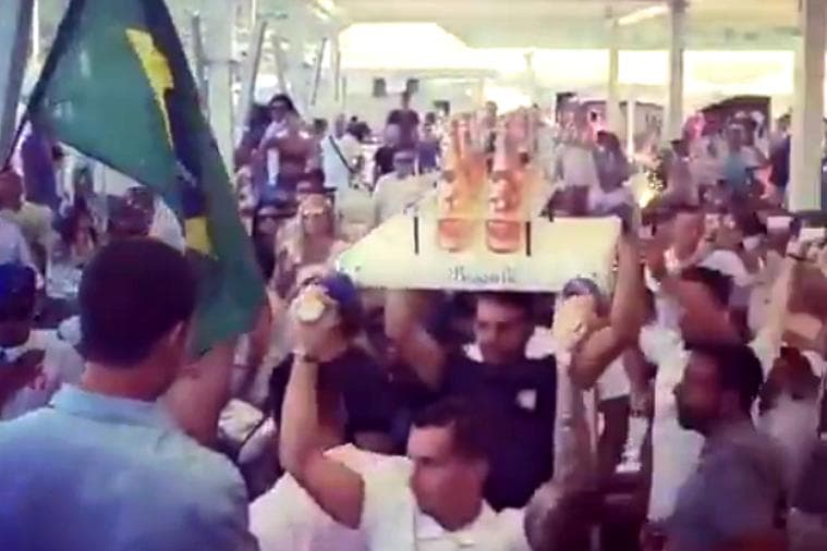 Neymar com amigos em St. Tropez - Vídeo