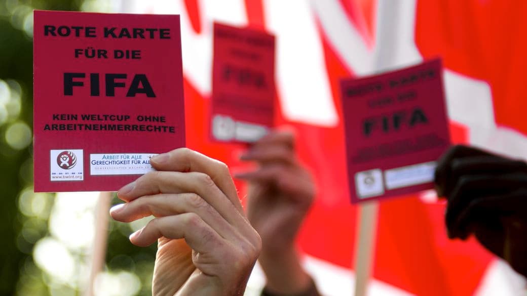 Protesto na sede da Fifa contra a realização da Copa no Catar