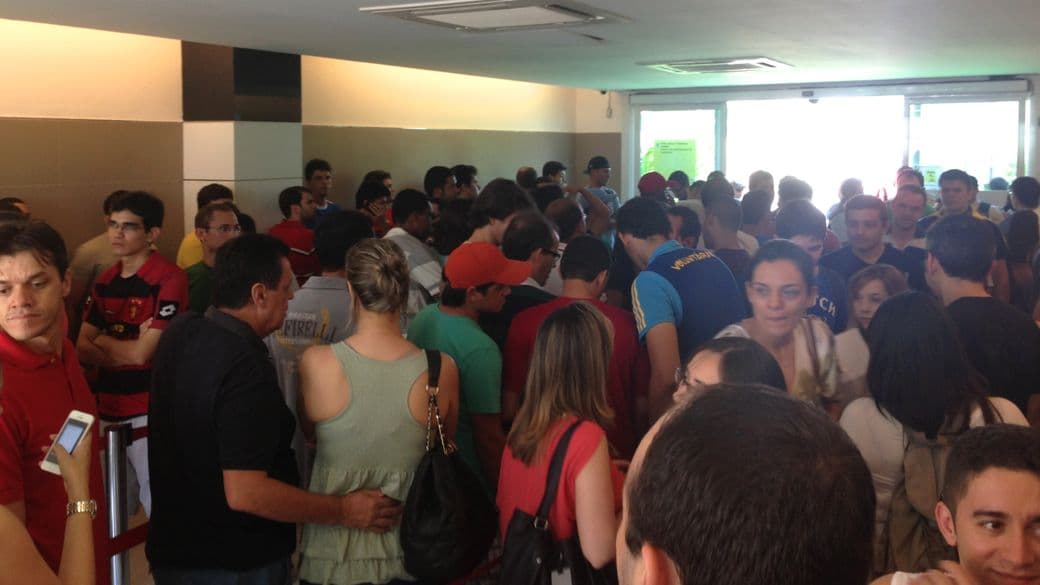 No dia do jogo, torcedor tem de esperar até duas horas e meia para retirar ingresso