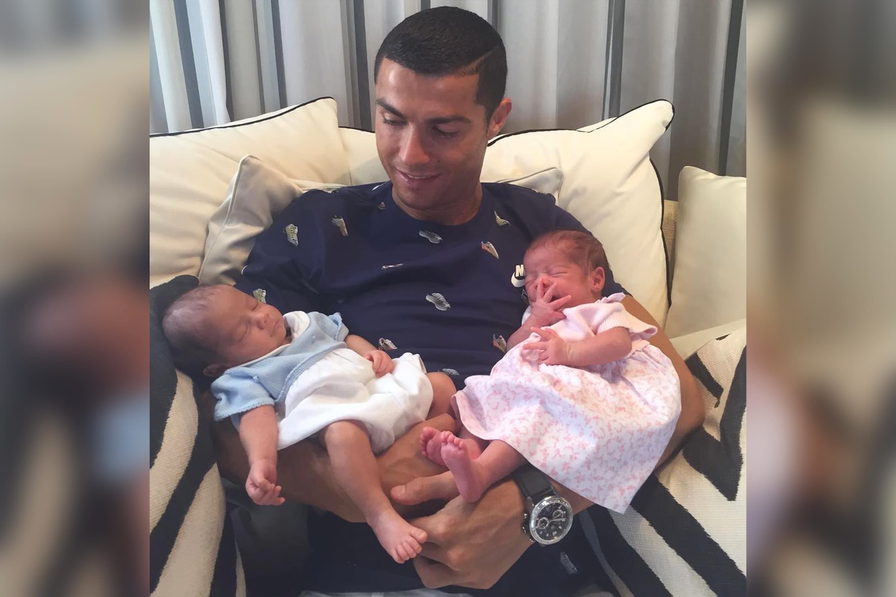 Cristiano Ronaldo e filhos gêmeos