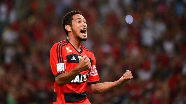 Hernane, do Flamengo, artilheiro do Maracanã desde a reabertura do estádio