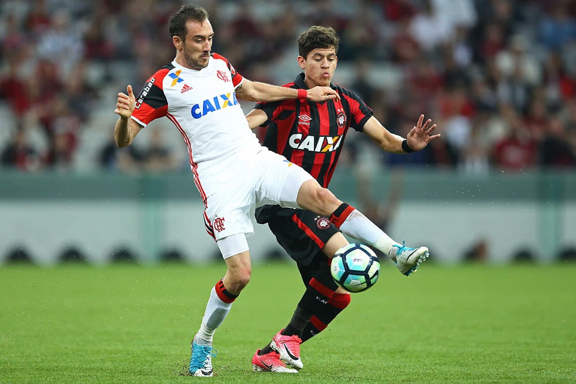 Disputa de bola entre Manchuello e Rossetto, na partida entre Atlético-PR e Flamengo, em Curitiba
