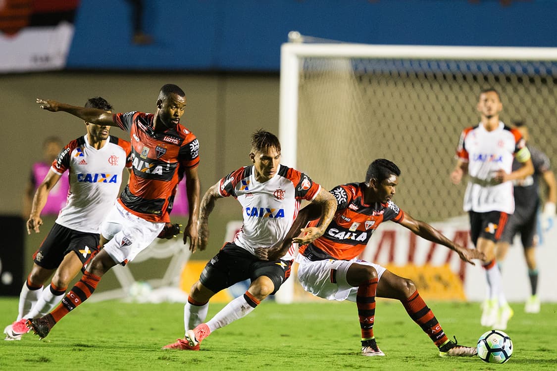 Disputa de bola na partida entre Atlético-GO e Flamengo, pela Copa do Brasil, em Goiânia