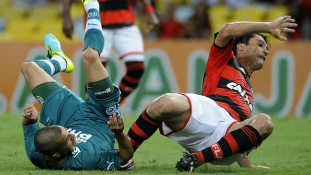 Gonzales, do Flamengo, e Rodrigo, do Goiás, no empate em 1 a 1 no Maracanã