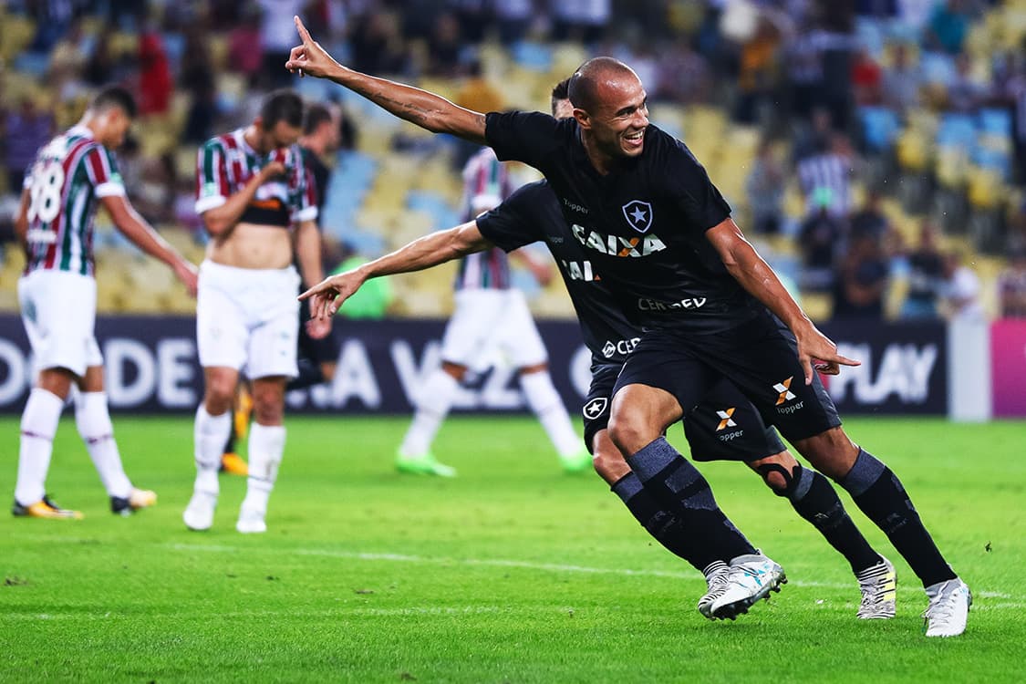 Roger, do Botafogo, comemora gol contra o Fluminense, pelo Campeonato Brasileiro, no Maracanã