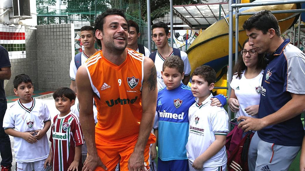 Fred é recebido com festa por torcedores do Fluminense na chegada às Laranjeiras