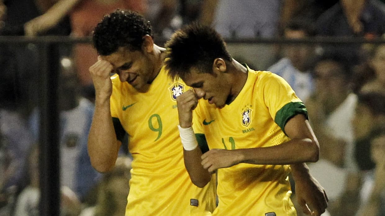 Fred e Neymar comemoram o gol do Brasil na final do Superclássico, contra a Agentina