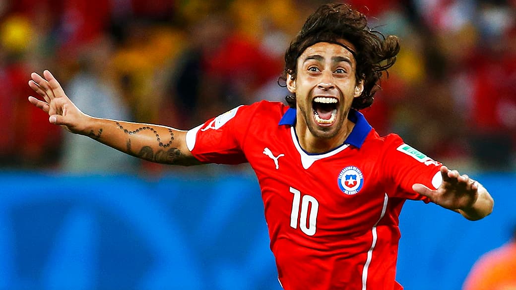 O chileno Valdivia fez o segundo gol do Chile na Arena Pantanal