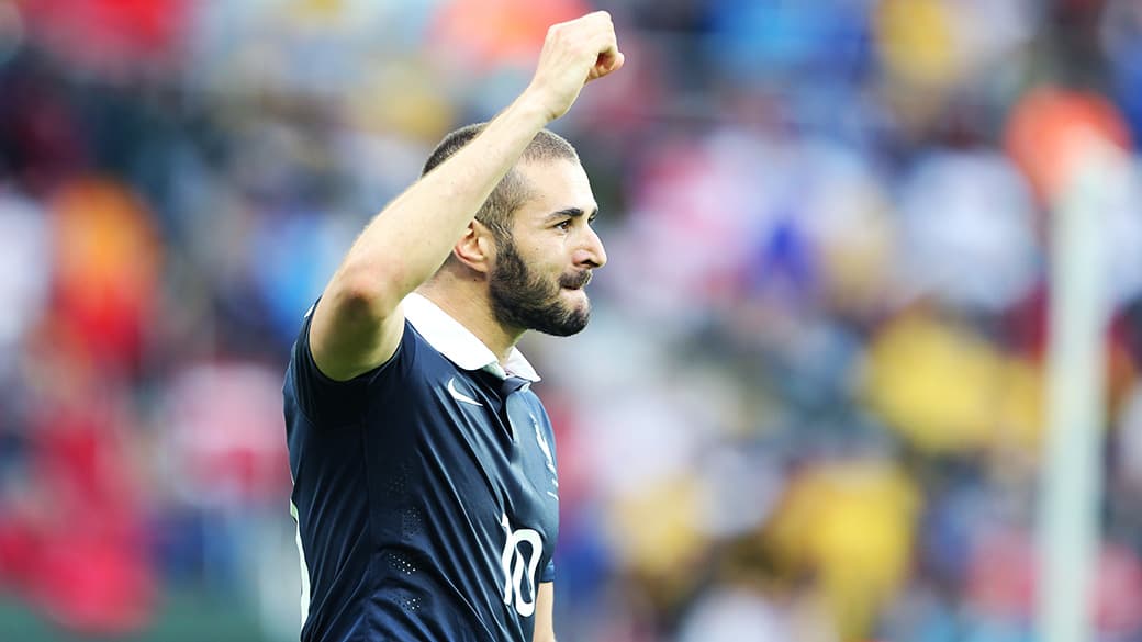 Benzema, autor de dois gols na estreia da França, é o destaque da equipe
