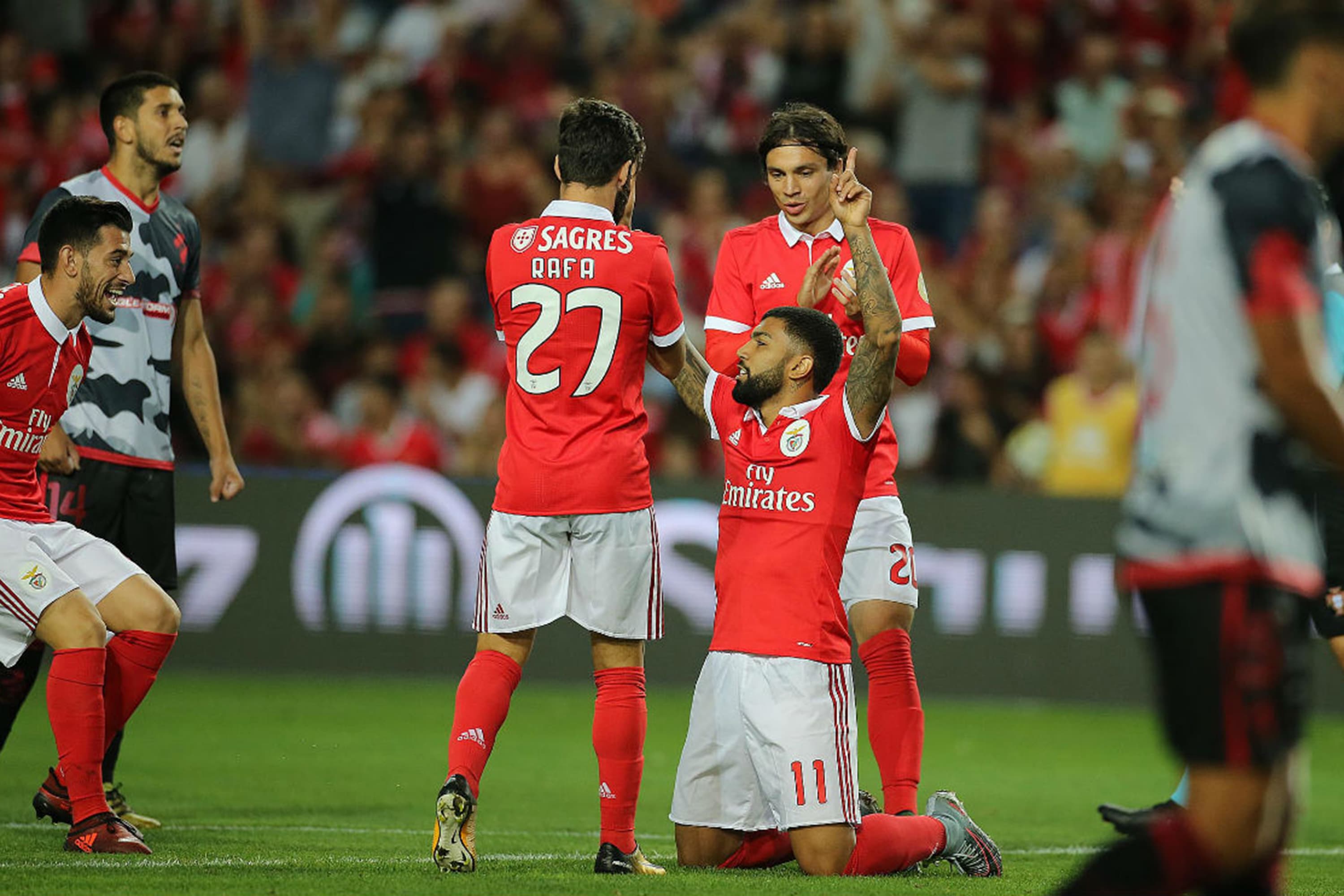 Gabigol comemora após marcar pela primeira vez com a camisa do Benfica na partida contra o Olhanense válida pela Taça de Portugal