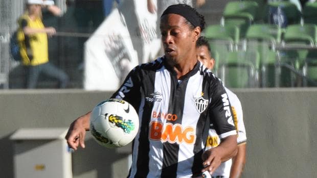 Ronaldinho Gaúcho, do Atlético-MG, domina a bola
