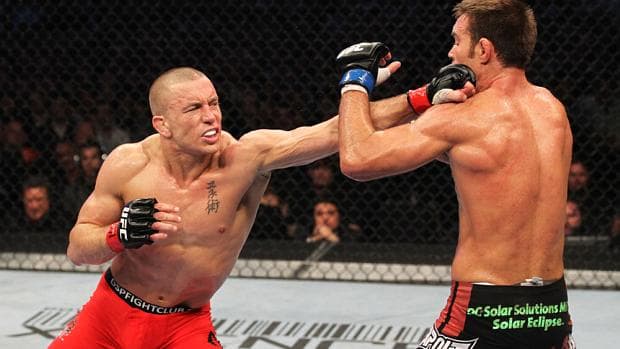 Georges Saint-Pierre (à esq.) venceu Jake Shields, seu último desafiante, por decisão dos juízes