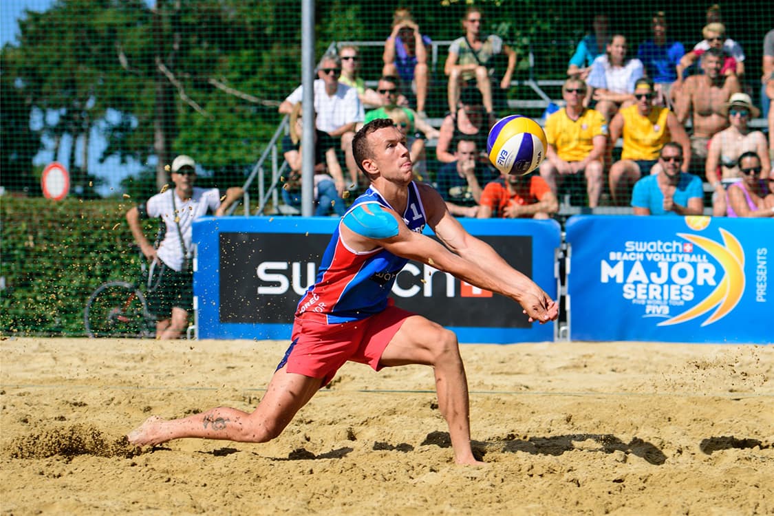 Jogador de futebol croata, Ivan Perisic, jogou sua primeira partida de vôlei de praia internacional contra os brasileiros Saymon Barbosa e Alvaro Filho