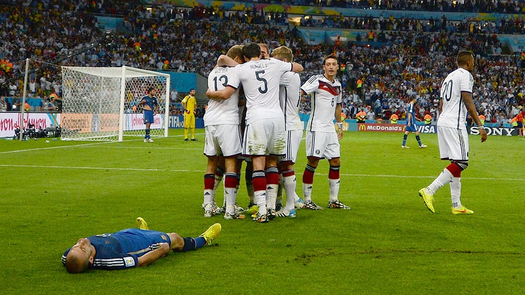 Jogadores da Alemanha comemoram o gol que decidiu a final da Copa do Mundo, no Maracanã, no Rio