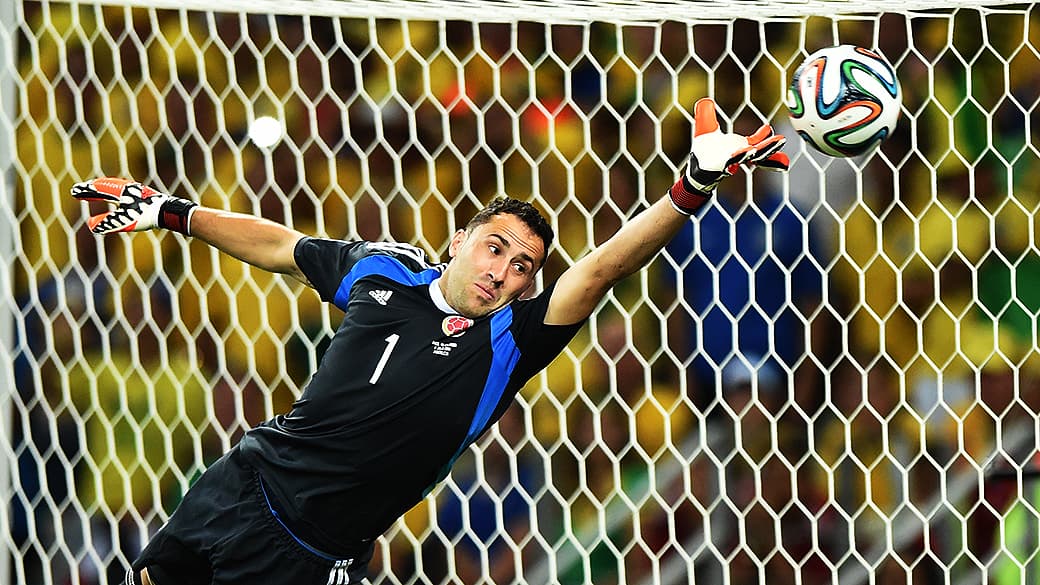 O goleiro colombiano David Ospina pula para alcançar a bola chutada por David Luiz no Castelão, em Fortaleza