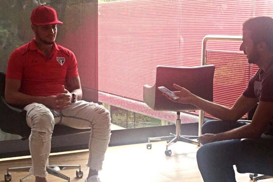 O goleiro Jean com a camisa do São Paulo