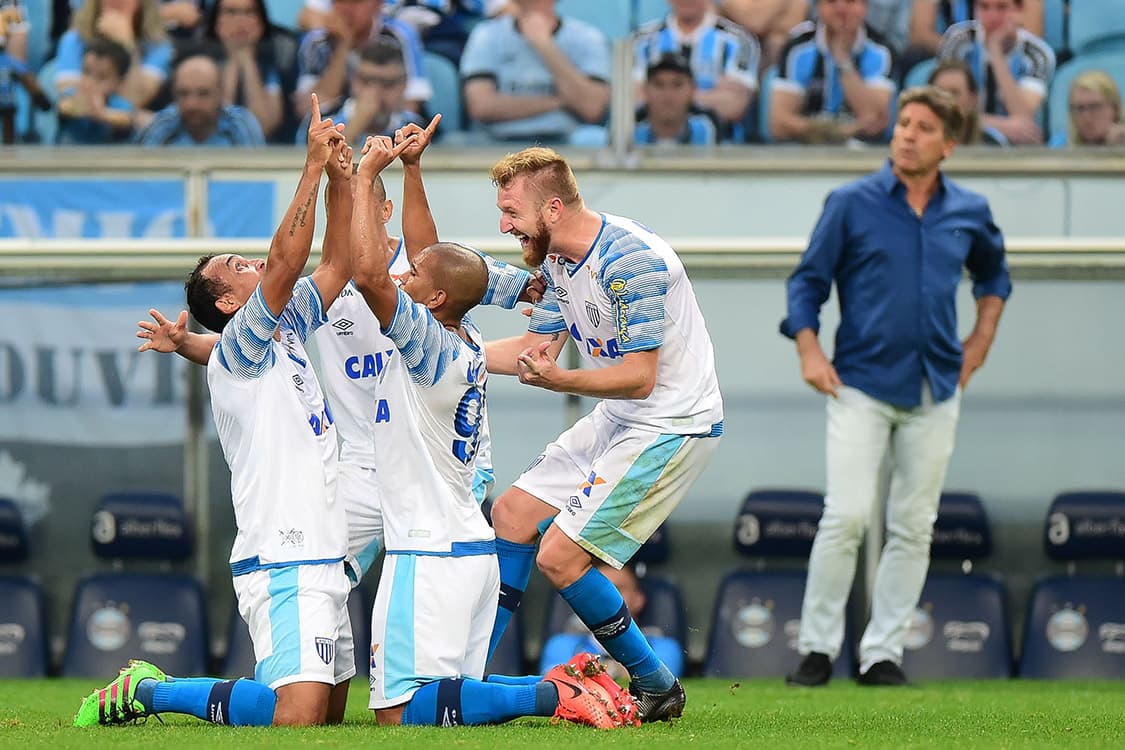 Jogadores do Avaí comemoram gol contra o Grêmio, pelo Campeonato Brasileiro, em Porto Alegre