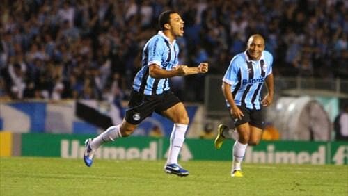 Léo Gago, do Grêmio, comemora gol na partida contra o Botafogo