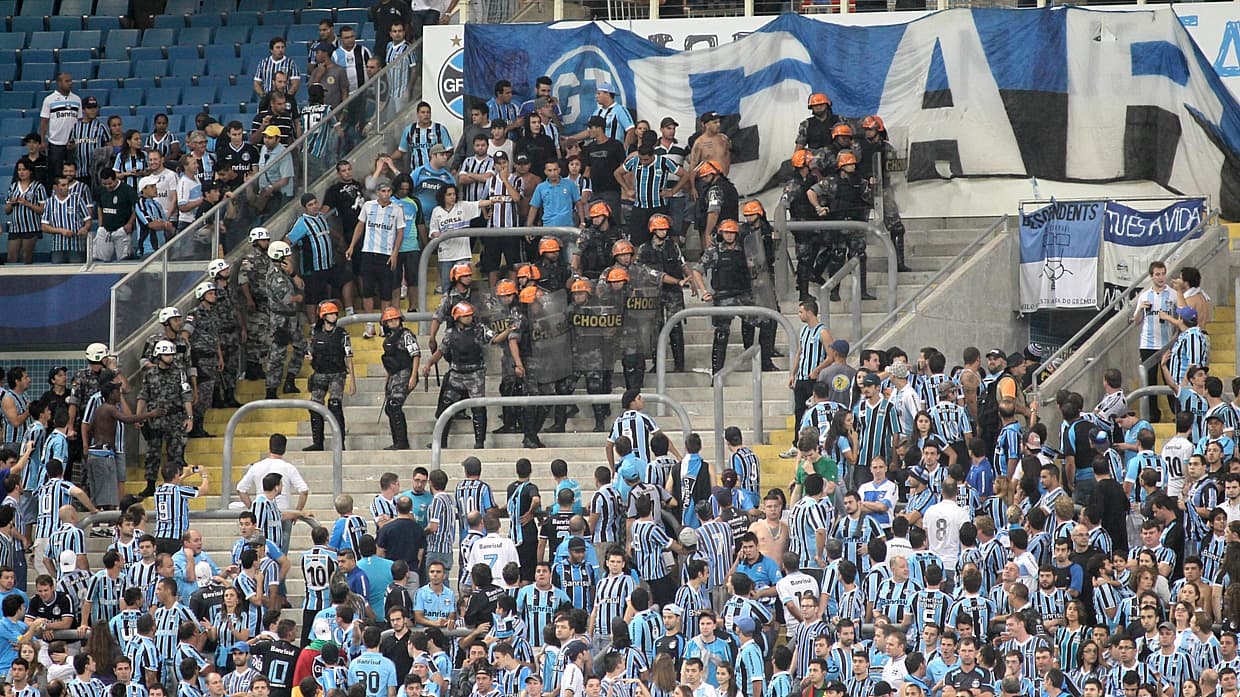 Briga na geral da Arena Grêmio durante partida entre Grêmio e Nacional, pela Libertadores 2014