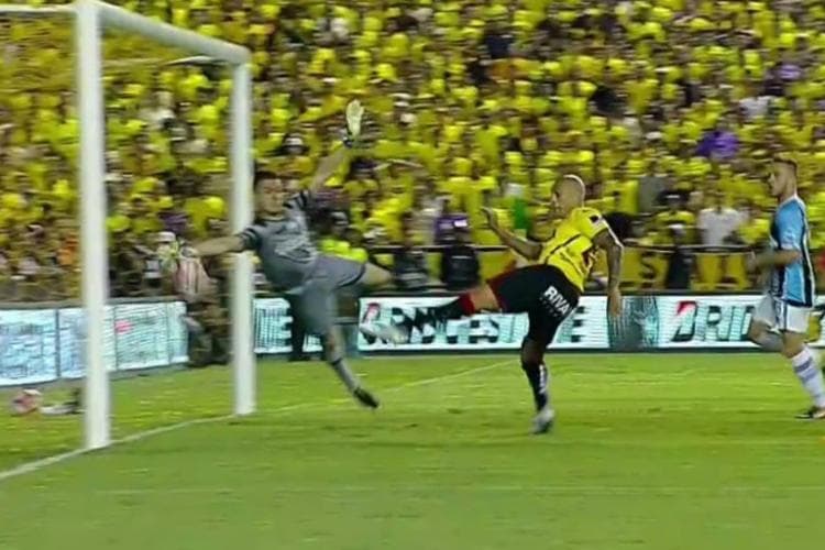 Marcelo Grohe se esticou para evitar gol de Ariel