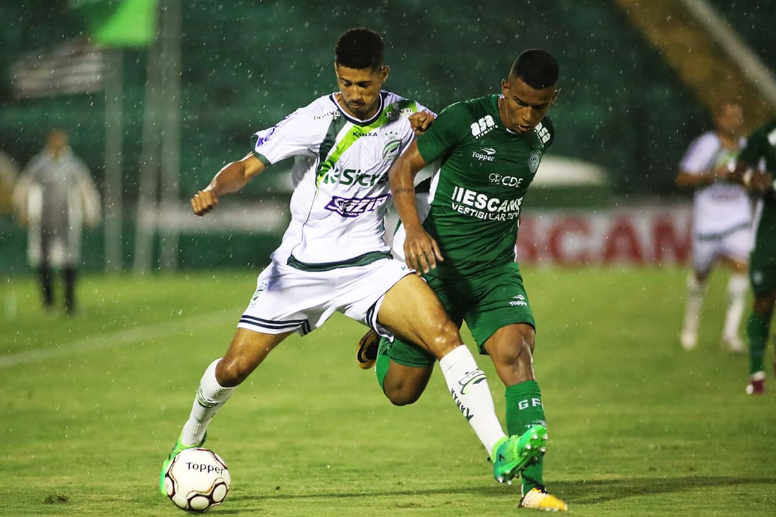 Disputa de bola na partida entre Guarani e Luverdense, pelo Campeonato Brasileiro da serie B, em Campinas