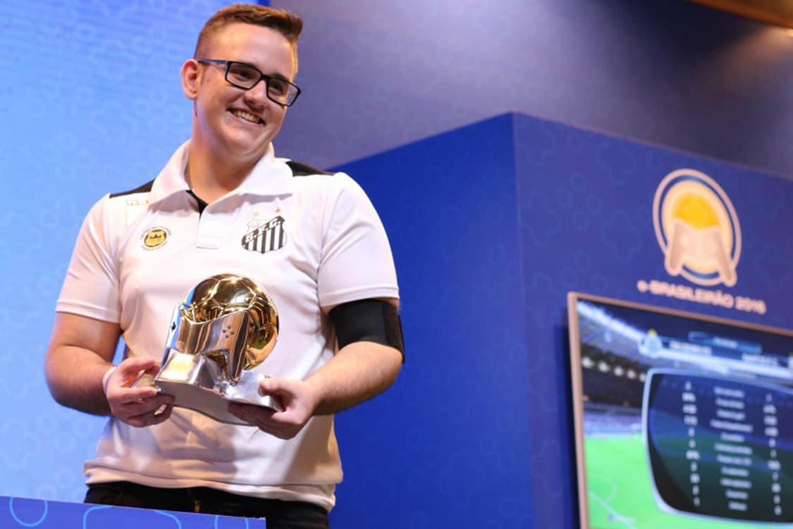 eSports: Guifera, jogador profissional de PES, durante o e-Brasileirão 2016