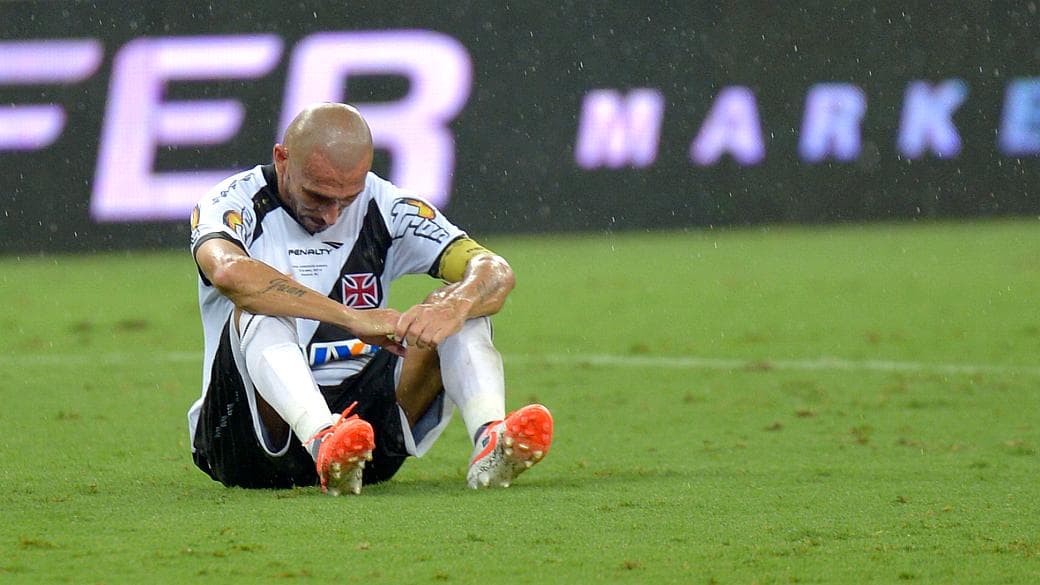 Guiñazu, do Vasco, lamenta gol irregular e título carioca do Flamengo no Maracanã