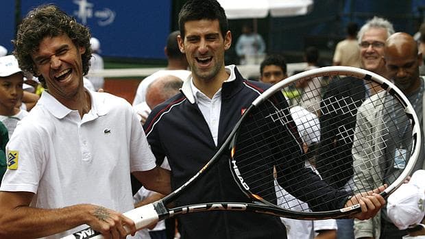 Gustavo Kuerten e Novak Djokovic inauguram quadra de tênis na Rocinha