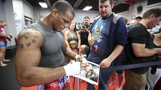 Hector Lombard (à esq.) estreia no UFC com status de campeão