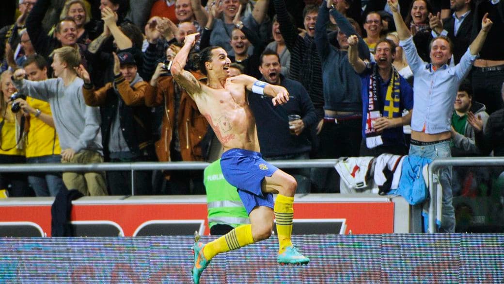 Ibrahimovic comemora seu golaço no amistoso contra a Inglaterra, em Estocolmo