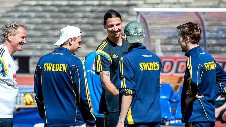 Ibrahimovic se encontrou com os atletas da seleção sueca de futebol para deficientes antes da viagem ao Brasil