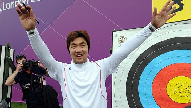 O sul-coreano Im Dong Hyun celebra sua pontuação no tiro com arco