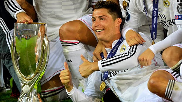 O jogador do Real Madrid, Cristiano Ronaldo, posa com o troféu depois de vencer a final da Supercopa Europeia, contra o Sevilla, no estádio Cardiff City, no Reino Unido