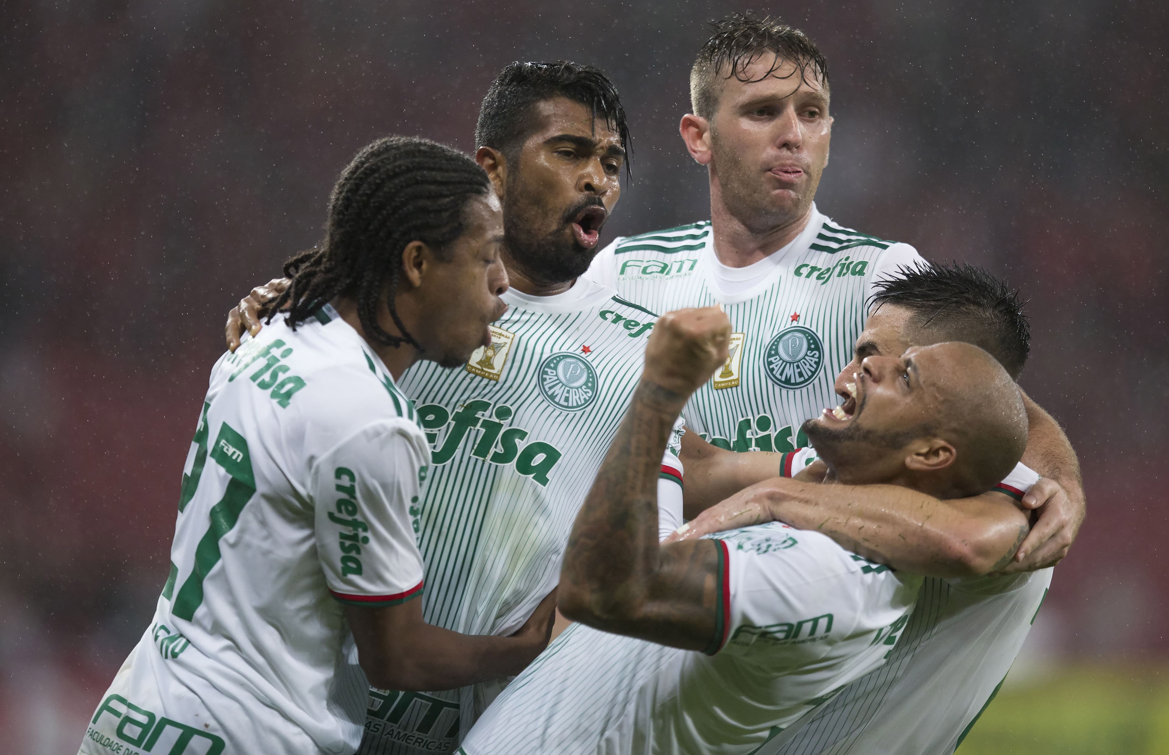 PORTO ALEGRE, RS, 31.05.2017: INTER-PALMEIRAS – Thiago Santos, do Palmeiras, comemora seu gol – Partida entre Internacional e Palmeiras, válida pelas oitavas de final da Copa do Brasil, no Beira-Rio (Estádio José Pinheiro Borda) em Porto Alegre (RS). (Foto: Jeferson Guareze/AGIF/Folhapress)