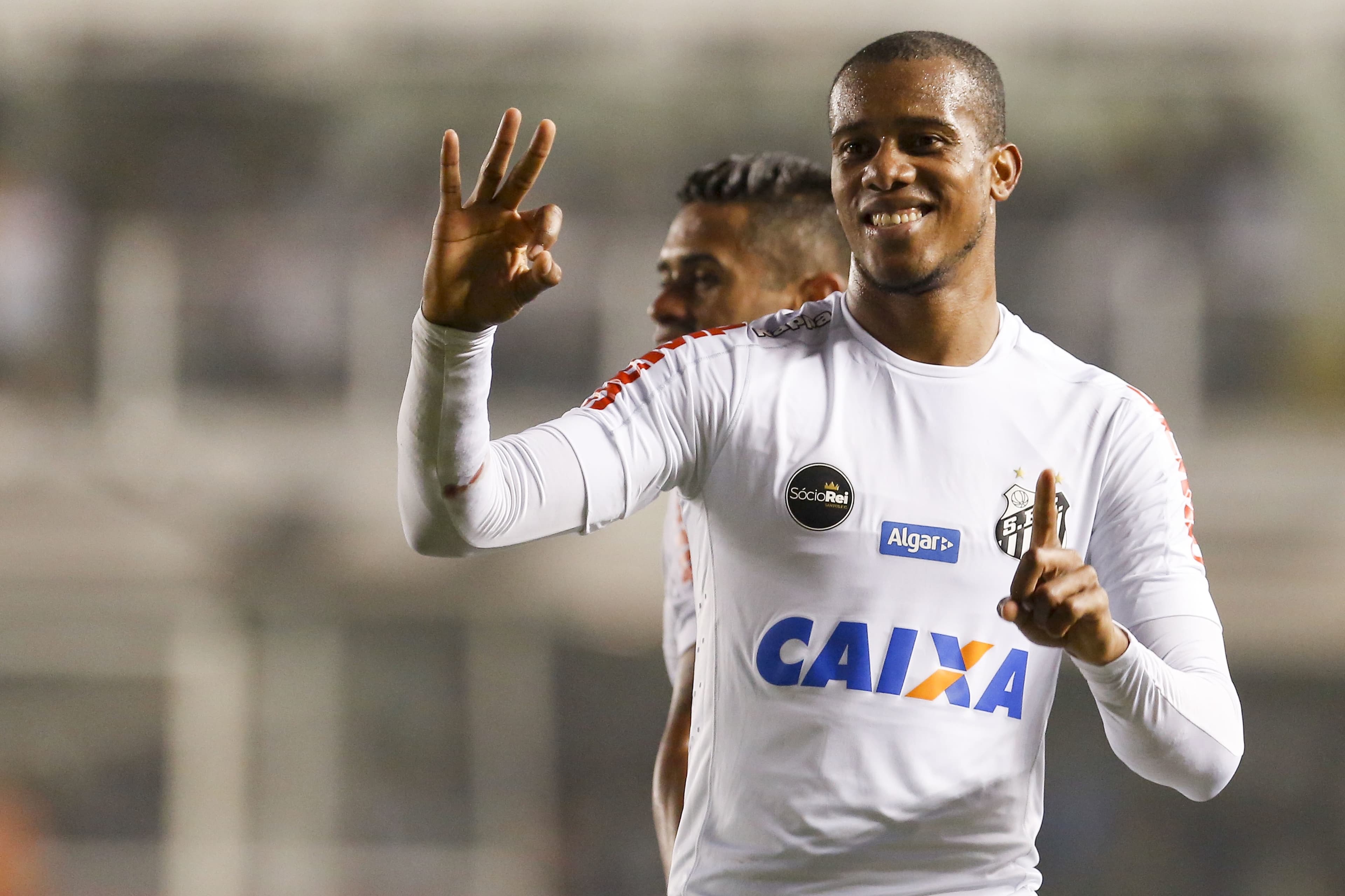 O atacante Copete marcou três gols na vitória do Santos no clássico contra o São Paulo