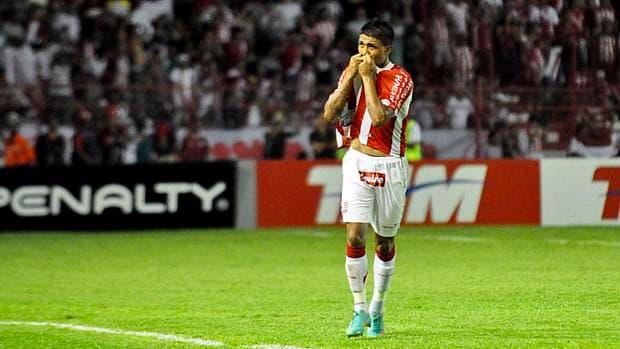 Kieza marca e comemora o terceiro gol da partida entre Náutico x Internacional